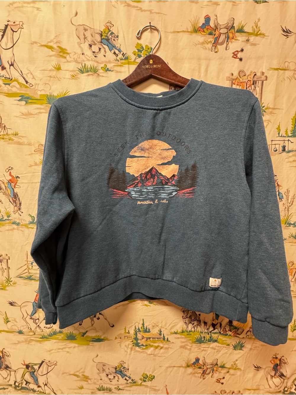 Mountain and Isles Women’s  Blue Graphic Crewneck Sweatshirt size large